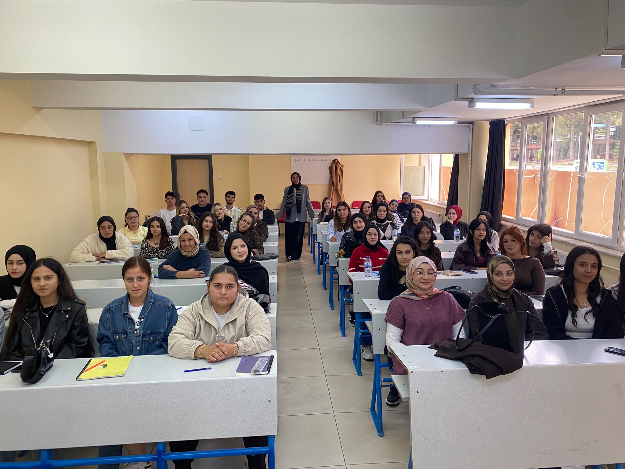 Hitit Üniversitesi Çocuk Koruma ve Bakım Hizmetleri Programını kazanan birinci sınıf öğrencilerine 21 -25 Eylül 2026 tarihleri arasında oryantasyon eğitimi verildi.